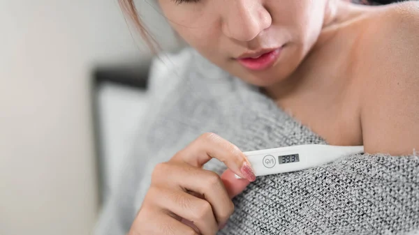 Sjuk Asiatisk Kvinna Har Hög Feber Influensa Och Kontrollera Temperaturen — Stockfoto