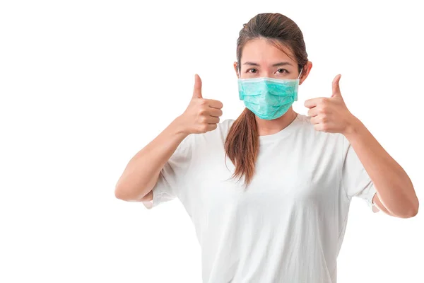 アジアの女性は ウイルス感染を保護するための医療保護面マスクを着用し クリッピングパス 医療や感染の概念で 白の背景に隔離された良好な安全性のためにサイン親指を表示します — ストック写真