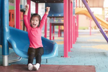 Okul konseptine geri dönelim. Genç Asyalı tatlı kız ya da öğrenci anaokulunun ilk gününde çocuk parkında mutlu, seçici odaklanma.