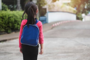 Okul konseptine geri dönelim, Sırt çantası taşıyan Asyalı kız ya da öğrenci akşam vakti anaokulunda ebeveynleri eve götürmeye hazır olun, Seçici Odaklanma