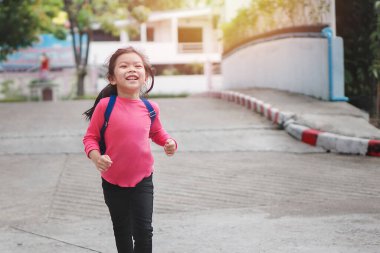 Okul konseptine geri dönersek, Asyalı tatlı çocuk ya da öğrenci sabah okula koşuyor, seçici odaklanma..