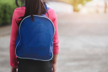 Okul konseptine geri dönelim, Sırt çantası taşıyan Asyalı kız ya da öğrenci akşam vakti anaokulunda ebeveynleri eve götürmeye hazır olun, Seçici Odaklanma