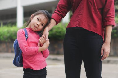 Okul konseptine geri dönersek, anne ya da baba el ele tutuşuyor kız ya da öğrenci sırt çantasıyla okula gidiyor, seçmeli odaklanıyor..