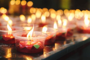 Mumlarla dolu mum ışığı..