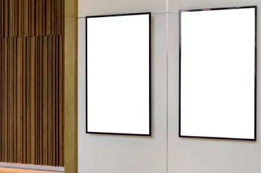 Modern alışveriş merkezindeki mesajınızı ayarlamak için boş reklam panosu LCD reklam panosu, kırpma yolu ile seçici odak oluşturun.