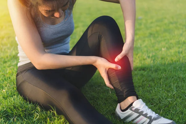 運動と健康的なコンセプト 若い女性アジアは スポーツ運動ジョギングで事故脚ねじれ捻挫を持っています 選択的な焦点 — ストック写真