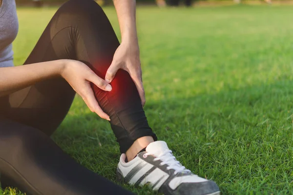 運動と健康的なコンセプト 若い女性アジアは スポーツ運動ジョギングで事故脚ねじれ捻挫を持っています 選択的な焦点 — ストック写真