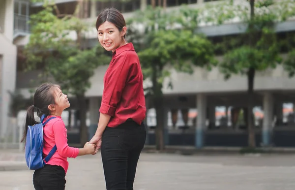 Concepto Regreso Escuela Madre Padre Tomados Mano Hija Alumno Con — Foto de Stock