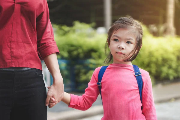 Volta Conceito Escola Mãe Pai Segurando Mão Filha Aluno Com — Fotografia de Stock