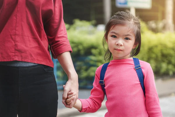 Επιστροφή Στο Σχολείο Έννοια Μητέρα Γονέας Κρατώντας Χέρι Κόρη Μαθητή — Φωτογραφία Αρχείου