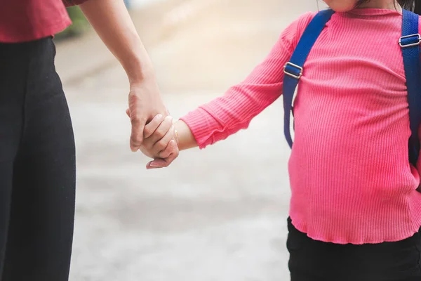 Concepto Regreso Escuela Madre Padre Tomados Mano Hija Alumno Con — Foto de Stock