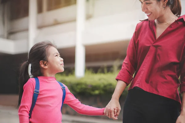 Terug Naar School Concept Moeder Ouder Hand Dochter Leerling Met — Stockfoto