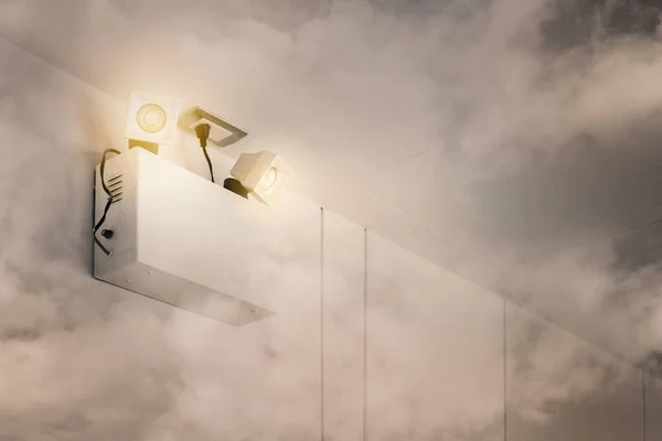 Yangın durumunda elektrik kesintisi olduğunda acil durum ışığı otomatik aydınlatma çalışır.