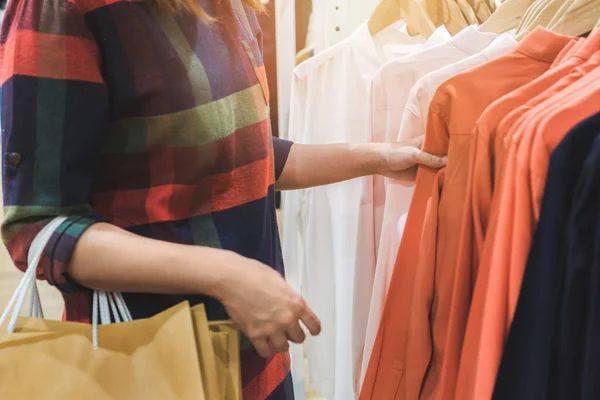 Jonge Aziatische Vrouw Met Boodschappentassen Die Kleding Kiezen Een Winkelcentrum — Stockfoto