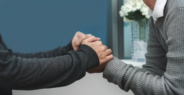 Psikoloğum, pencerenin yanında oturan ve el ele tutuşan depresif Asyalı genç adam, travma sonrası stres bozukluğu, zihinsel sağlık konsepti, seçici odaklanma....