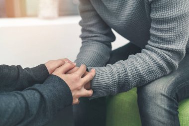 Travma Sonrası Stres Bozukluğu Akıl Sağlığı Konsepti, Psikolog, pencere kenarındaki cesaretlendirme için Depresyondaki Asyalı gencin eline dokunmak, Seçici Odak.