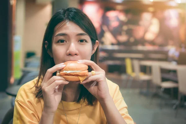 Jovem Mulher Asiática Comendo Hambúrguer Loja Fast Food Hambúrguer Comida — Fotografia de Stock