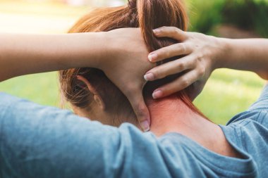 Genç Asyalı kadın kaza geçirdi. Spor koşusunda boyun ağrısı, Sağlık ve Spor Konsepti, Seçici Odaklanma