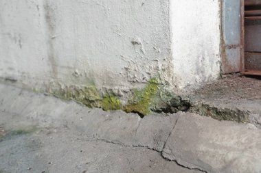 Çamur beton duvar ve zemin çatlak arkaplan desenli..