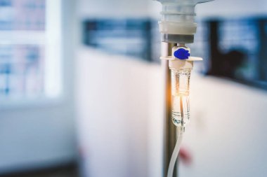Tıbbi serumu kapat veya hasta odasında serum damlat, seçici odaklanma, sağlık sigortası konsepti,.