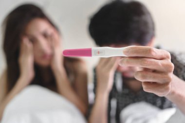 Mutsuz çift genç Asyalı kadın ve erkek hamilelik testi negatif sonuç veriyor. Sağlık ve sağlıklı konsept, kısırlık sorunu..