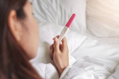 Sağlık ve sağlıklı konsept, kısırlık sorunu, hamilelik testi sonucu negatif çıkan mutsuz genç Asyalı kadın, seçici odaklanma..