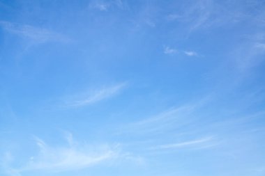 Mavi gökyüzü ve beyaz kabarık bulutlar