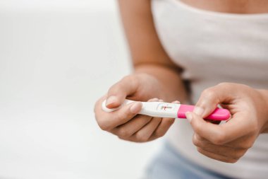 Hamilelik testi tutan mutsuz genç Asyalı kadın tuvaletinde, sağlığında ve sağlıklı konseptinde, kısırlık probleminde, seçici odak noktasında negatif sonuç veriyor..