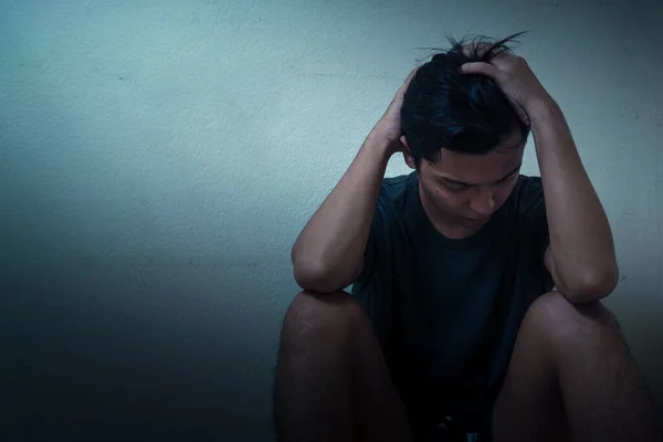 Genç Bunalımlı Asyalı Adam Karanlık Odada Yalnız Başına Oturuyor Düşük — Stok fotoğraf