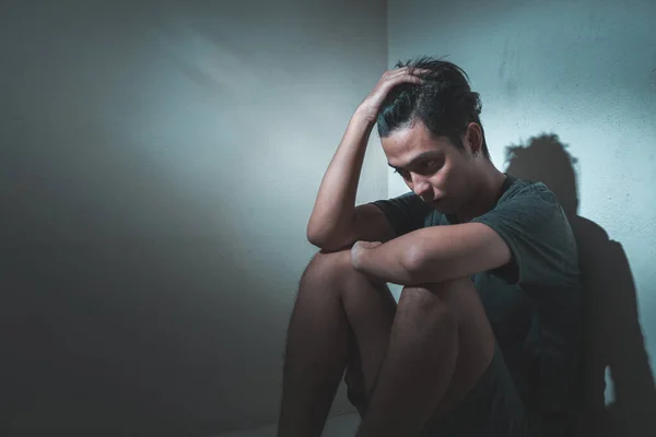 Ptsd Mental Hälsa Koncept Ung Deprimerad Asiatisk Man Sitter Ensam — Stockfoto