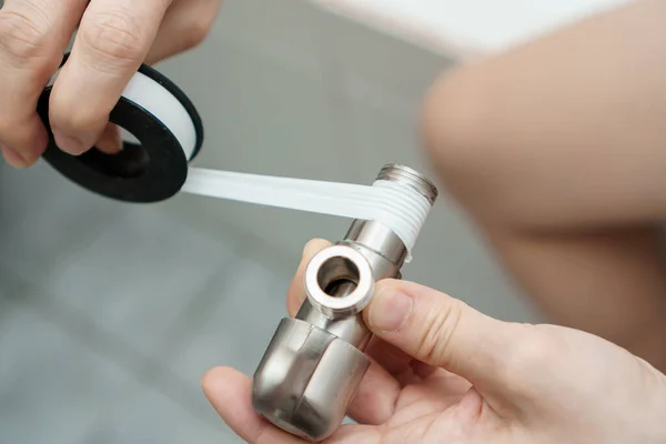 Tesisat tamiri, Asyalı kadın bandı iplik borusuna sar, seçici odaklanma.