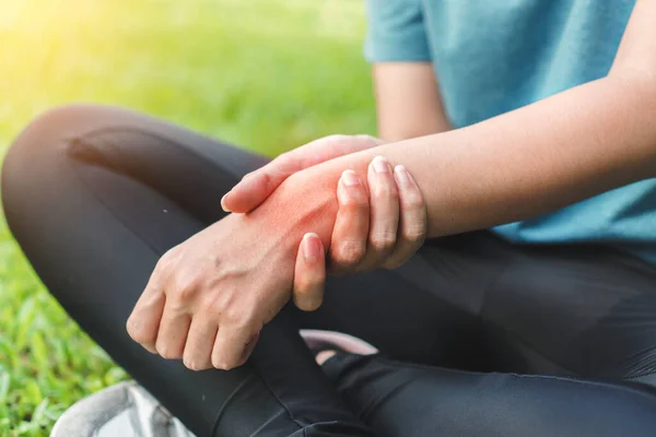 Genç Asyalı Kadın Kaza Geçirdi Bileğini Tutarak Bileğini Burktu Spor — Stok fotoğraf