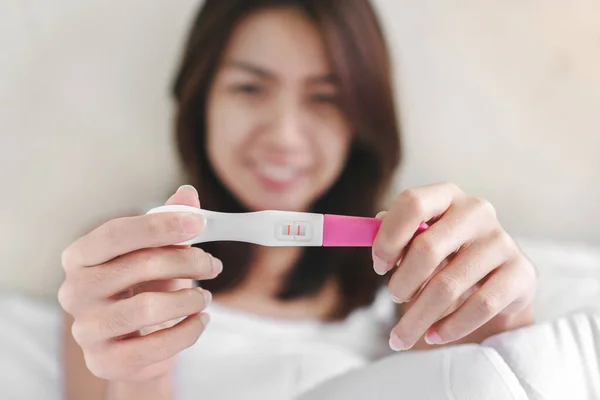 Glad Ung Asiatisk Kvinna Som Håller Graviditetstest Visar Ett Positivt — Stockfoto