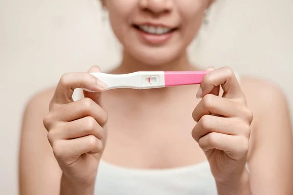 Glad Ung Asiatisk Kvinna Som Håller Graviditetstest Visar Ett Negativt — Stockfoto