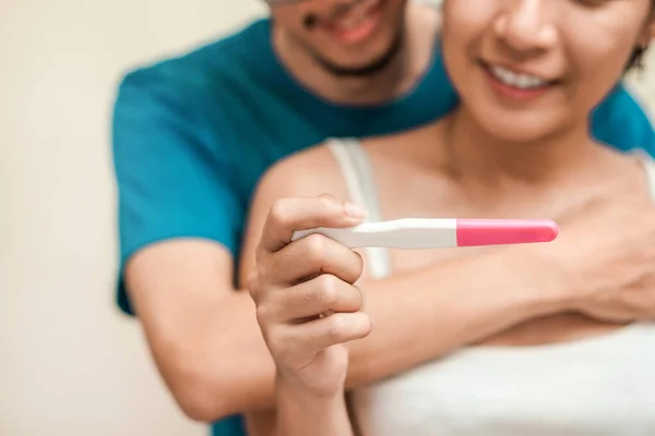 Счастливая Молодая Пара Азиатская Женщина Мужчина Улыбается Проведение Теста Беременность — стоковое фото