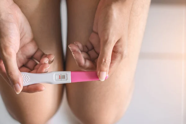 Olycklig Ung Asiatisk Kvinna Som Håller Graviditetstest Visar Ett Negativt — Stockfoto