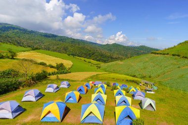 Sabah güzel gökyüzü olan turist kampı, seçici odak.