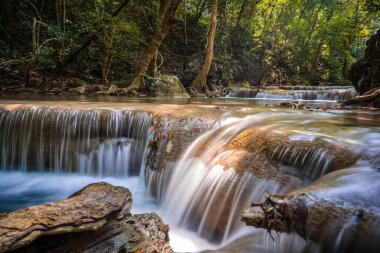 Kanchanaburi 'nin Tayland ormanında Arawan şelalesi.
