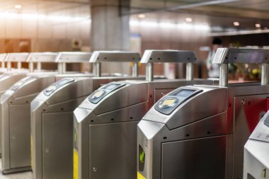 Tren istasyonunun girişinde bilet dokun ve öde.