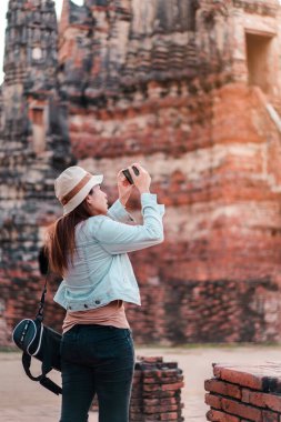 Asya 'lı kadın akıllı telefonla antik tapınağı görüntülüyor..