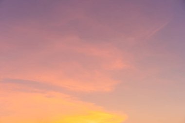 Alacakaranlık zamanı, arkaplanda renkli bir gökyüzü