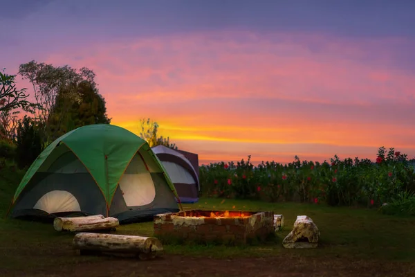 Tenda Acampamento Turista Com Céu Bonito Firepit Noite Foco Seletivo — Fotografia de Stock