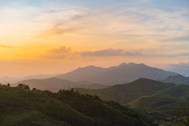 Doğanın arka plan manzarası ve dağ gündoğumu zamanı.