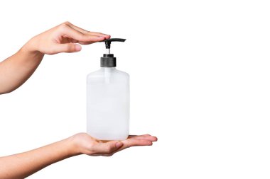 Asyalı kadın el sıkışan plastik pompa şişesi alkolü beyaz arka plan, küresel sağlık hizmetleri ve yayılan enfeksiyon Corona virüsü konseptini engeller..