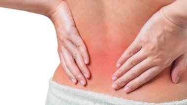 Sırt ağrısı çeken ve sırtına dokunan bir kadının arka plan görüntüsü beyaz arka plan, kırpma yolu, sırt ağrısı konsepti.