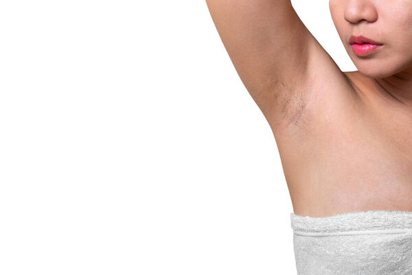 Азиатские женщины показывают подмышки волосы изолировать на белом фоне
.