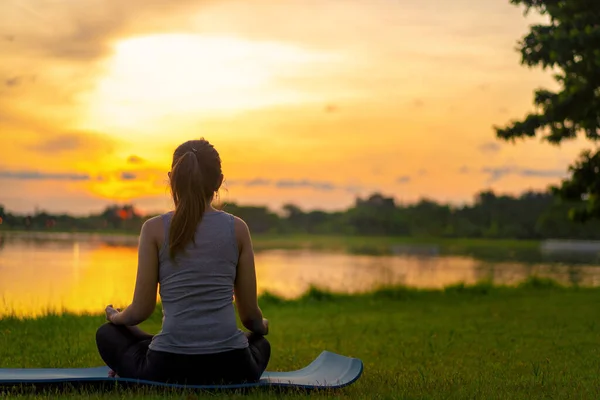 Asian Woman Meditating Sit Park Healthy Yoga Concept Mind Body — Stock Photo, Image