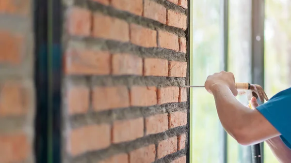 Close Mão Asiático Homem Segurando Martelo Com Cinzel Para Construção — Fotografia de Stock