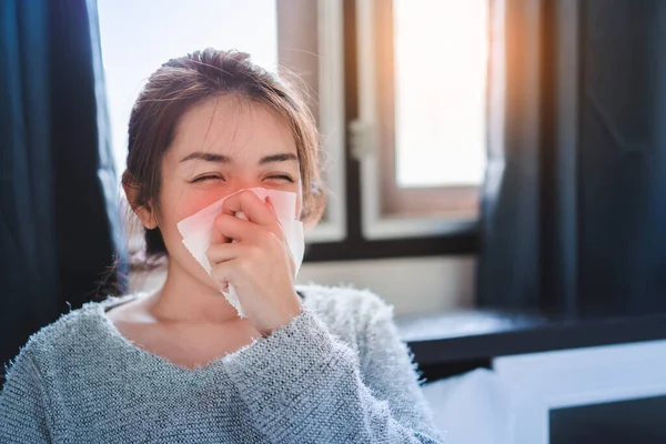 亚洲生病妇女得了高烧流感 在卧室里的床上打喷嚏 全球医疗保健 防止感染日冕病毒的蔓延 有选择的重点 — 图库照片