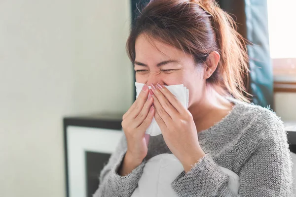 病気のアジアの女性は 寝室のベッドの上で組織に高熱のインフルエンザやくしゃみを持っています 医学と健康の概念 選択的な焦点 — ストック写真